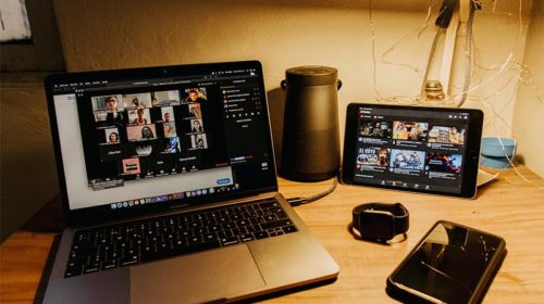 laptop corriendo zoom, imagen de uso libre Unsplash.com