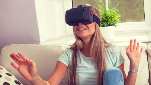 mujer_con_headset_de_realidad_virtual_uso_libre_unsplash.jpg