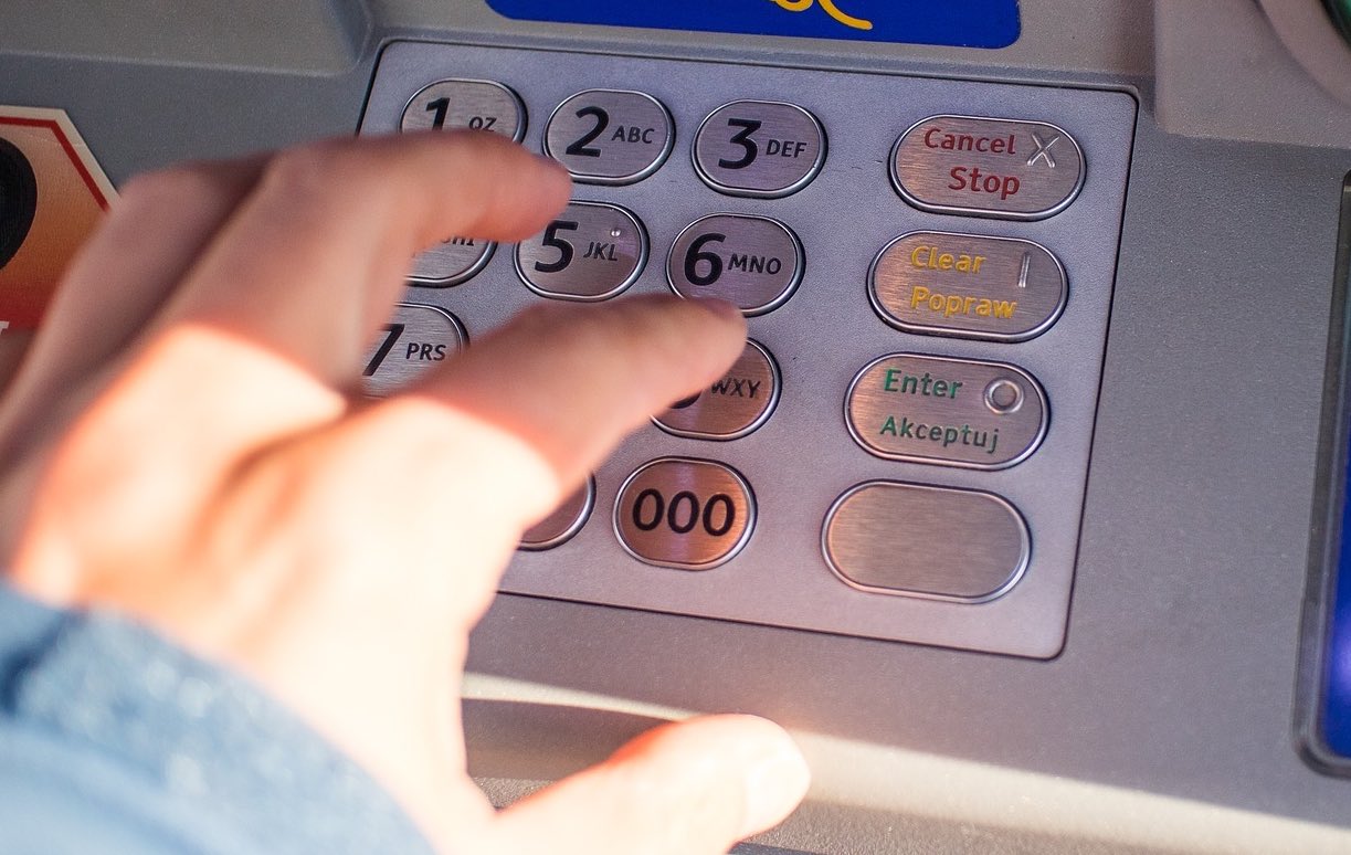 La inflación aceleró la desaparición de los cajeros automáticos en Venezuela Venezuela: Se podrá retirar dólares en efectivo vía cajeros automáticos a partir de noviembre. 6 claves - DiarioBitcoin
