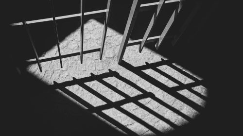 prisión celda arresto